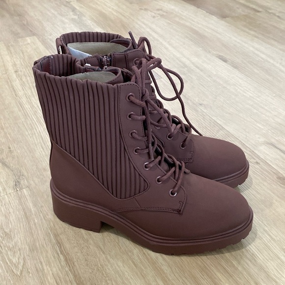 NEW Women’s Amazon Essentials Rubberized Combat Boots - Picture 1 of 4